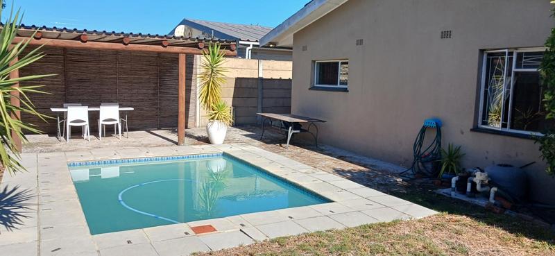 4 Bedroom Property for Sale in Peerless Park North Western Cape